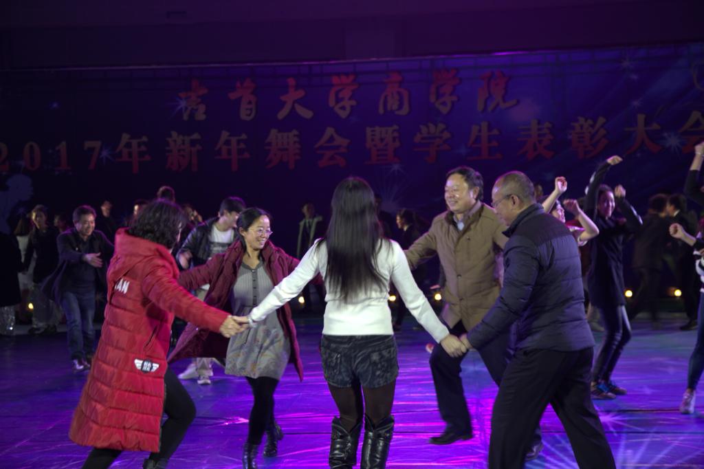 老师们优美舞姿